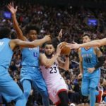 Willy Hernangómez lucha contra Marc Gasol y Serge Ibaka en la NBA.