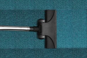 Mantenimiento de alfombras en zonas con humedad: Consejos y buenas prácticas