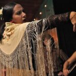 Descubre los mejores sitios con tablao flamenco en Sevilla y disfruta de auténticos espectáculos flamencos con guitarras, baile flamenco y la fuerza del cajón flamenco en estado puro.